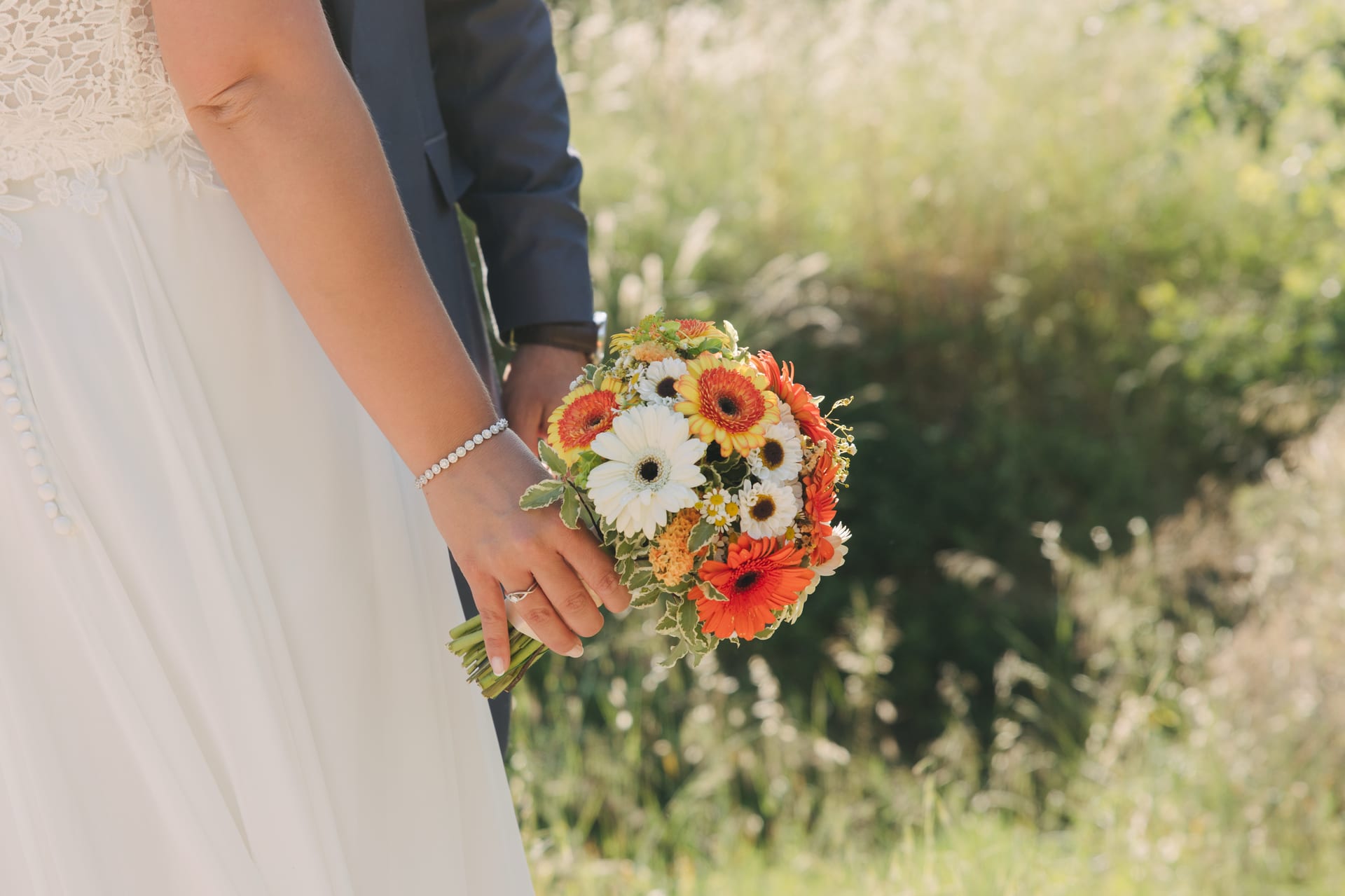 La núvia amb el ram de flors de tardor